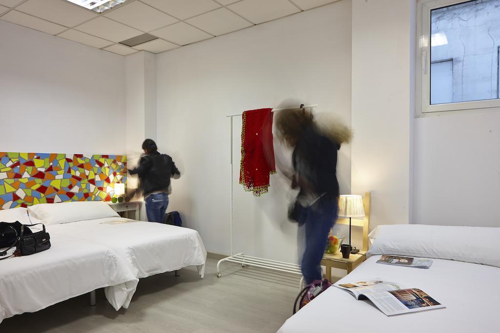 Pil Pil Hostel Bilbao Rum bild